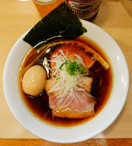 「特製鶏らぁめん（黒）＋瓶ビール（おつまみ付き）」@麺屋 いちょうの写真
