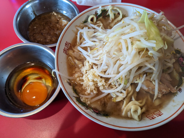 「ミニラーメン（ニンニク少し、アブラ）＋生卵」@ラーメン英二の写真