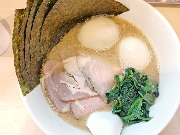 「特製豚骨らぁ麺＋味玉」@らぁ麺たけしの写真