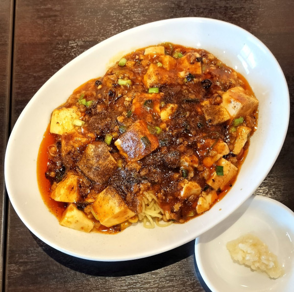 「四川マーボー麺 1100円＋激辛 150円＋ニンニク 0円」@中華ダイニング 秀丸の写真
