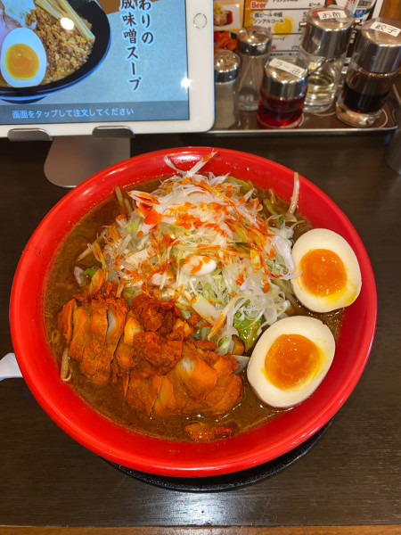 「スパイスカレー味噌ラーメン半熟煮たまご¥1,220円」@熟成味噌ラーメン専門店 ミソウソツカナイの写真