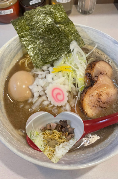 「特製濃厚煮干しそば(醤油)+和え玉+ライス」@麺屋 なるとの写真