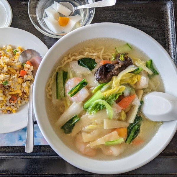 「海老湯麺と半チャーハン980円＋餃子480円」@華風料理 一心の写真