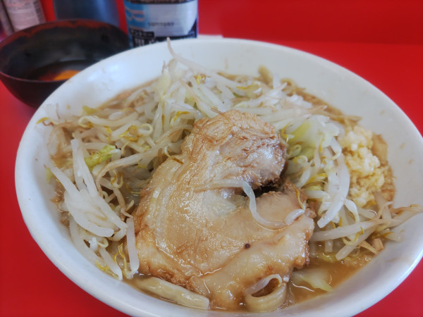 「小ラーメン（麺半分ブタ一枚ニンニク少なめヤサイ少なめ生卵）」@ラーメン二郎 仙台店の写真