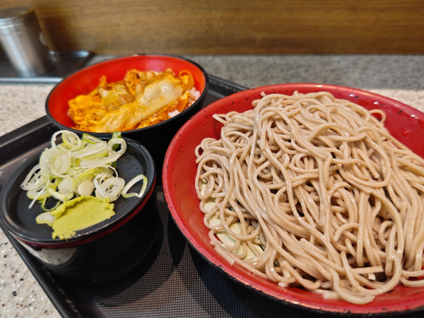 「もりそば（ミニ旨辛親子丼セット）」@名代 富士そば 昭和通り店の写真
