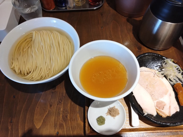 「つけ麺300g塩かき油＋藻塩・わさび」@麺屋鈴春の写真