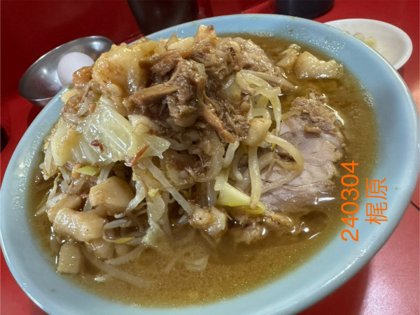 「ラーメン半分＋生玉子　1,000+100」@ラーメン富士丸 明治通り都電梶原店の写真