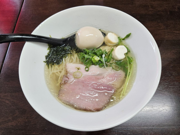 「塩ラーメン+味玉」@麺屋エイトの写真