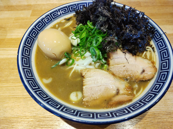 「豚骨煮干 大盛＋黒ばら海苔、味玉」@豚骨醤油 三輪の写真