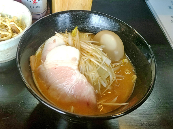 「北海道味噌らぁめん（レアちゃーしゅー増し＋味たま）」@麺や 夏目の写真