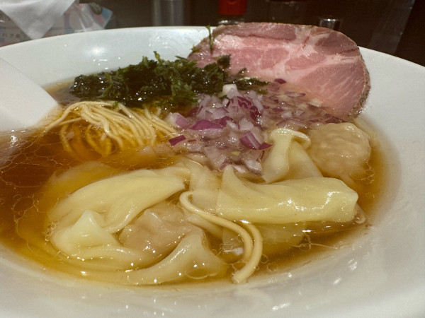 「淡麗＋ワンタン」@麺や べらぼうの写真