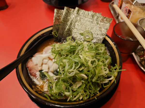 「九条ネギラーメン＋ タマネギ(フォロワーサービス)」@大輝家直系家系ラーメン 大金家 亀有店の写真