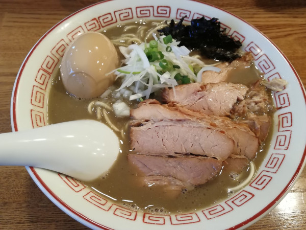 「濃厚煮干そば＋味玉＋チャーシュー」@煮干中華そば専門 煮干丸の写真