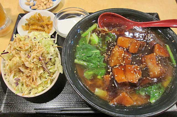 「豚角煮麺の定食　850円他」@花彫酒家の写真