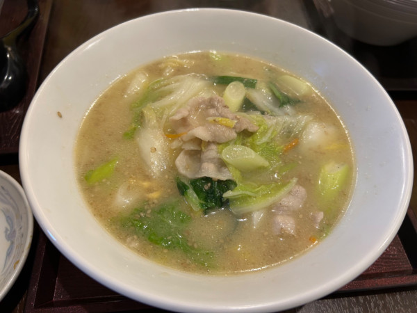 「とん汁らーめん950円+ぎょうざ(5個)+チャーハン（大盛）」@やまむろラーメンの写真