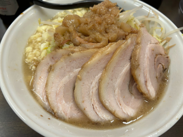 「中ぶた(ニンニクアブラ醤油多め)¥1100+生卵¥50」@豚ラーメン大山 国分寺店の写真