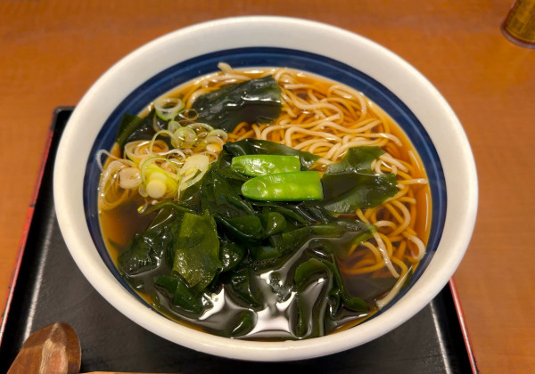 「わかめそば(400円)」@そば処 信州屋 渋谷店の写真
