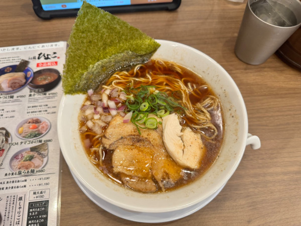 「熟成醤油らーめん500円(オープン記念特別価格)」@らぁ麺 ひよこの写真