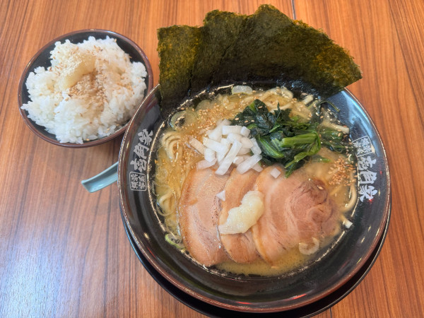 「家系ラーメン醤油並クーポンチャーシュー2枚」@横浜家系ラーメン 壱角家 越谷店の写真
