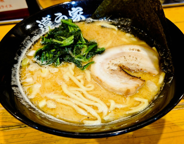 「家系鯛ラーメン」@横浜家系ラーメン 違う家の写真