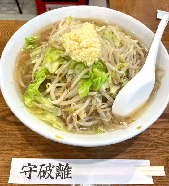 「醤油麺半分ニンニク有+ハーフ豚増し」@のスたの写真