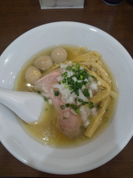 「煮干しそば（塩・うずら付き）」@煮干し中華そば 魚魚の写真