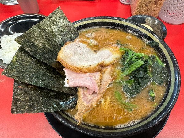 「ラーメン(かため濃いめ)+半ライス+燻製玉子」@IEKEI_TOKYO 王道家直系の写真
