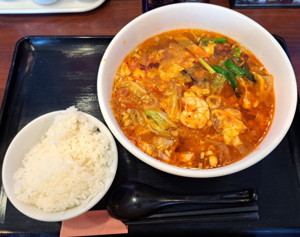 「醤爆麺990円+激辛110円+半ライス110円」@四海楼の写真