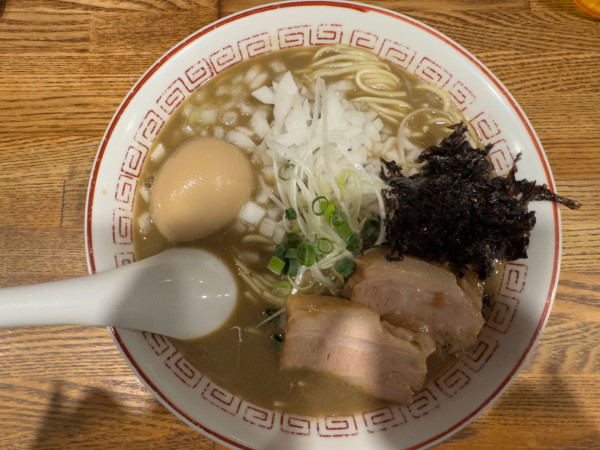 「濃厚煮干しそば＋味玉＋玉ねぎ」@煮干中華そば専門 煮干丸の写真