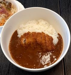 「かつカレー」@Cafe＆Lunch Gymnopedieの写真