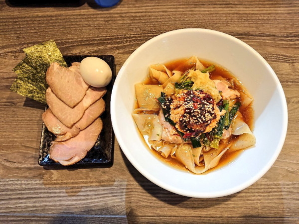 「『極平打ち麺』冷辛にぼし出汁そば・特製盛り」@麺や 麟子鳳雛の写真
