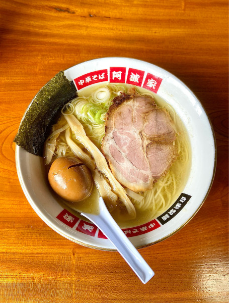 「塩ラーメン+味玉」@中華そば 阿波家の写真
