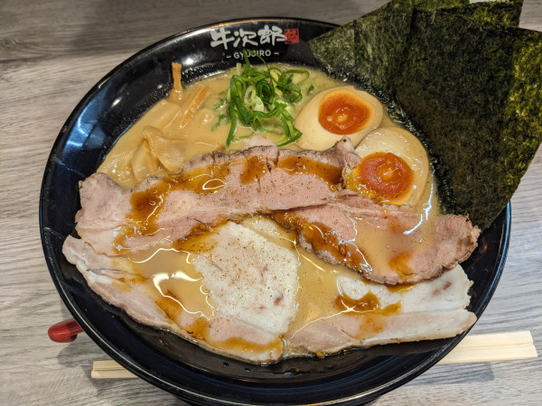 「特製牛骨ラーメン（醤油）」@麺屋 牛次郎の写真