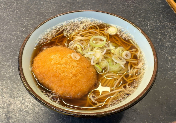 「かけそば(360円)+単品コロッケ(150円)」@文殊 亀戸店の写真