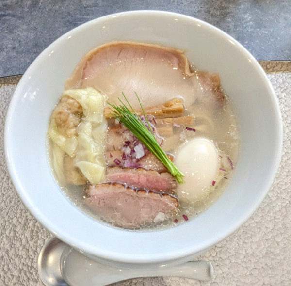 「中華蕎麦(塩 )上  1,600円」@宍道湖しじみ中華蕎麦 琥珀 池袋店の写真