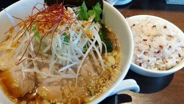 「チャーシュー麺+サービス麺大盛+雑穀ご飯」@屋台らーめん 鷹流 高田馬場店の写真