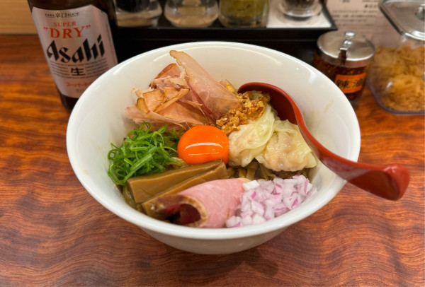 「油そば（鶏油Ver.）¥950、海老ワンタン¥250」@三馬路 東京店の写真