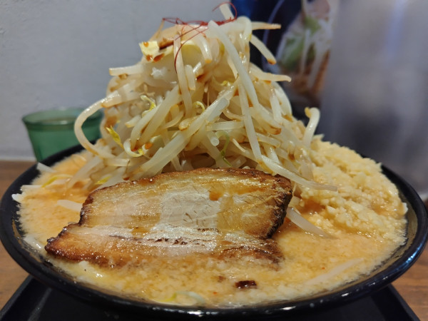 「味噌󠄀豚基本　※ニンニク、野菜、脂　全増し」@麺賊 喜三郎 塩田店の写真