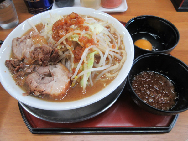 「ラーメン中（８９０円）＋豚増し１２０円＋生卵６０円」@ラーメン神福の写真