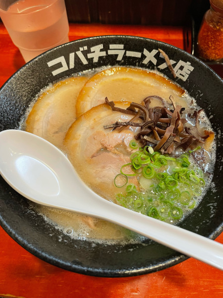 「とんこつラーメン700円+チャーシュー3枚200円」@コバチラーメン店の写真