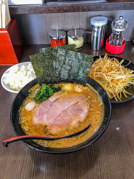 「山盛ネギ+ライス+粗挽きニンニク+生姜」@横浜家系ラーメン 源絆家の写真