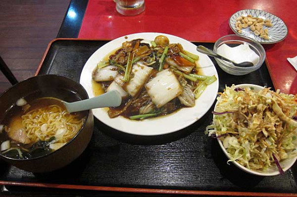 「醤油半ラーメンその他のセット　450円」@花彫酒家の写真