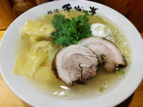 「海老ワンタン入り塩ら〜麺＋塩煮たまご」@横濱 本丸亭 新橋店の写真
