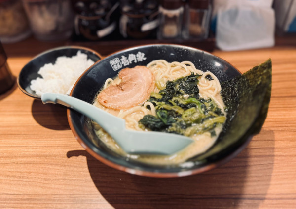 「ラーメン（各々普通￥950）＋無料ライス」@横浜家系ラーメン 壱角家 御徒町店の写真