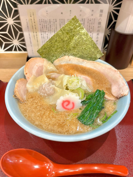 「背脂醤油ラーメン【TP】チャーシュー、ワンタン」@麺屋 八徳の写真
