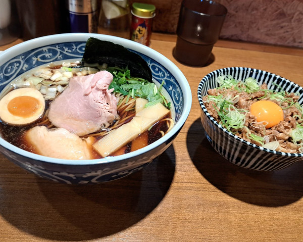 「煮干しそば黒醤油+豚ご飯」@寿製麺よしかわ 川越店の写真