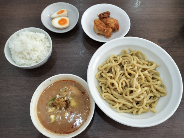 「辛濃厚魚介つけ麺唐揚げ入 1000円 味玉10円 熱盛」@紅桜の写真