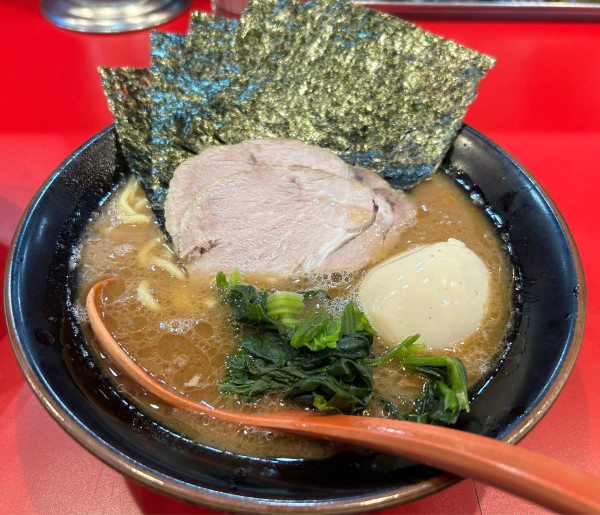 「特選ラーメン＋無料ライス」@横浜ラーメン おか本の写真