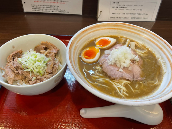 「味玉濃厚煮干らーめん＋味付背脂＋チャーシュー丼（1500円）」@麺屋むどうの写真