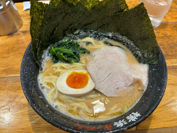 「豚骨醤油ラーメン ＋ 海苔」@壱八家 つきみ野店の写真
